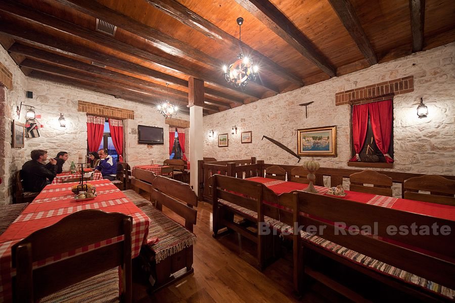 Rogoznica, une belle maison en pierre avec un restaurant