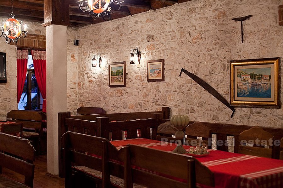 Rogoznica, ein schönes Steinhaus mit einem Restaurant