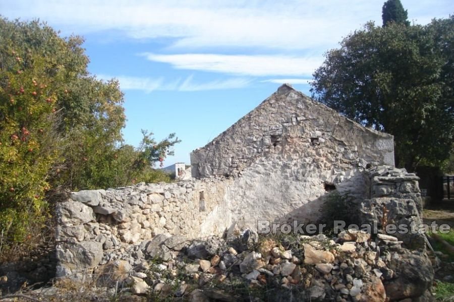 Stavební pozemek s ruinami