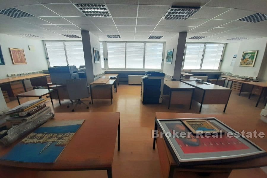 Manuš, espace de bureau spacieux dans un excellent emplacement