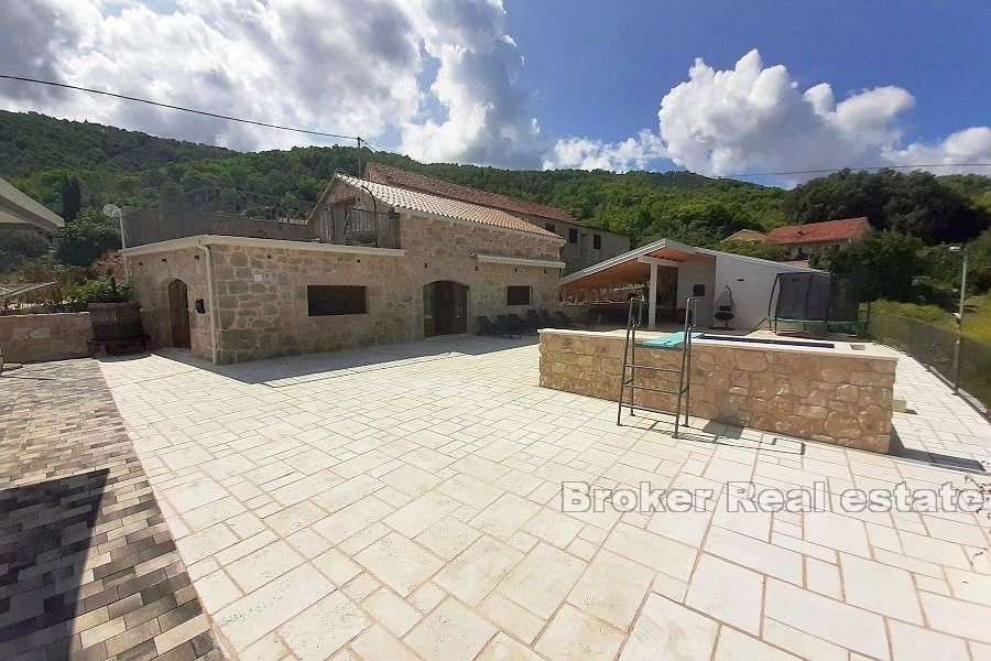 Villa en pierre rénovée avec piscine