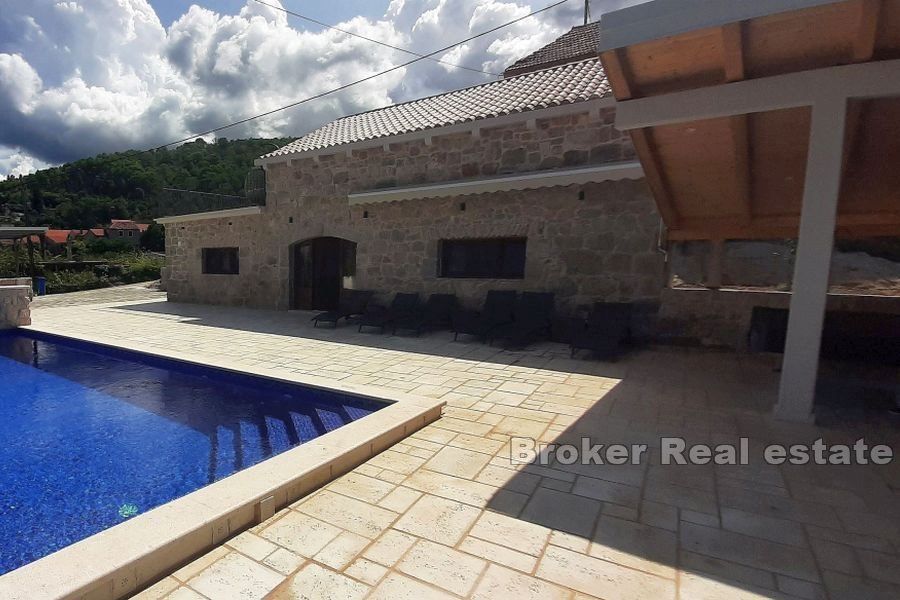 Villa en pierre rénovée avec piscine