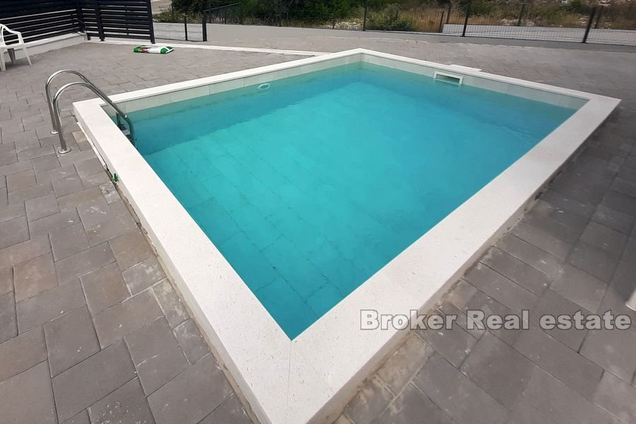 Nově postavená vila s bazénem
