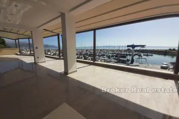 Business premises for a restaurant in the first row by the sea