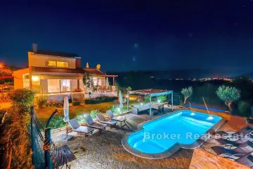 001-2016-619-Split-area-Spacious-rural-villa-with-pool-for-sale