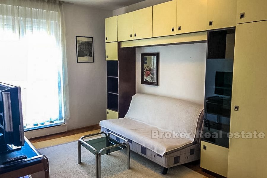 Solrik og komfortabel to-roms leilighet til salgs