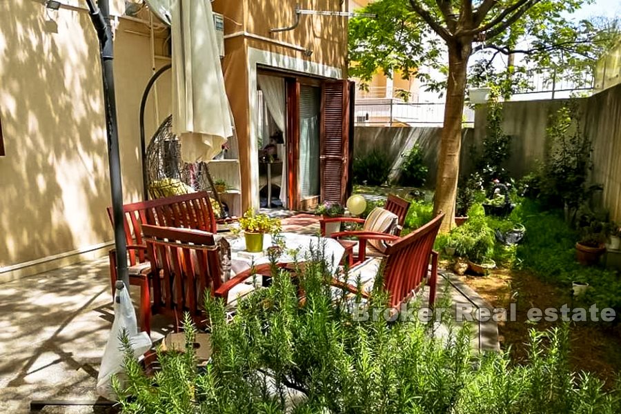 To-roms leilighet med hage, salg