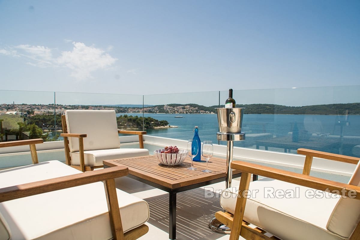 Luksuzan penthouse s pogledom na more