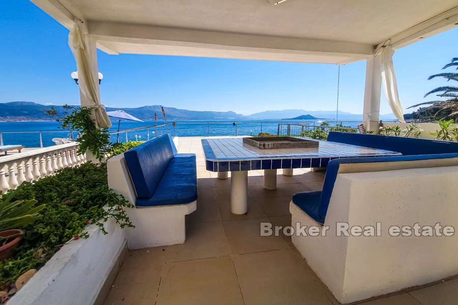 Villa am Strand mit großzügigen Terrassen und Meerblick