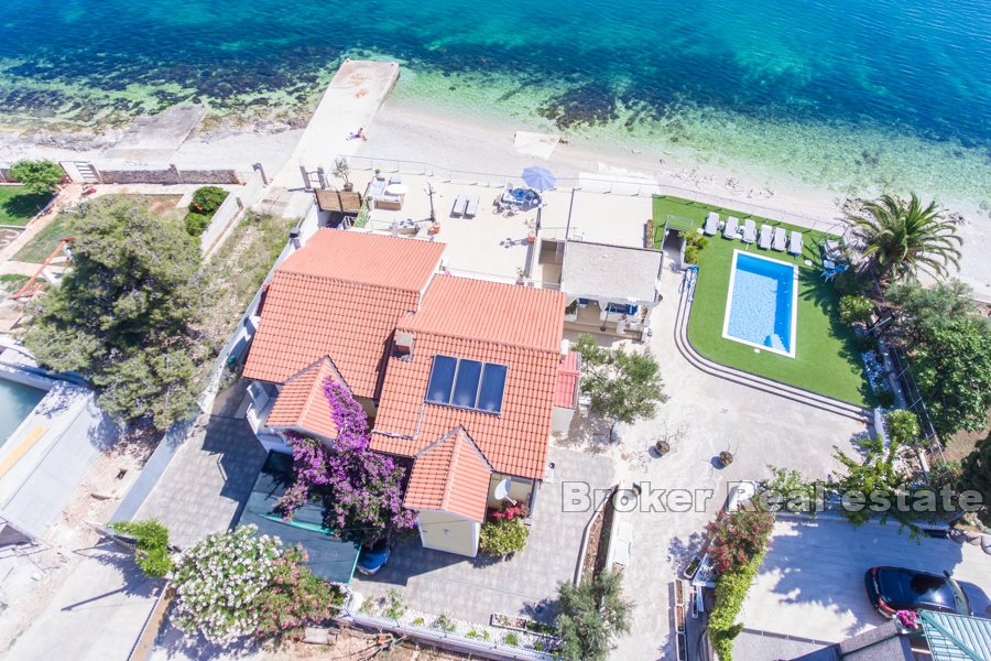 Villa på stranden med rymliga terrasser och havsutsikt