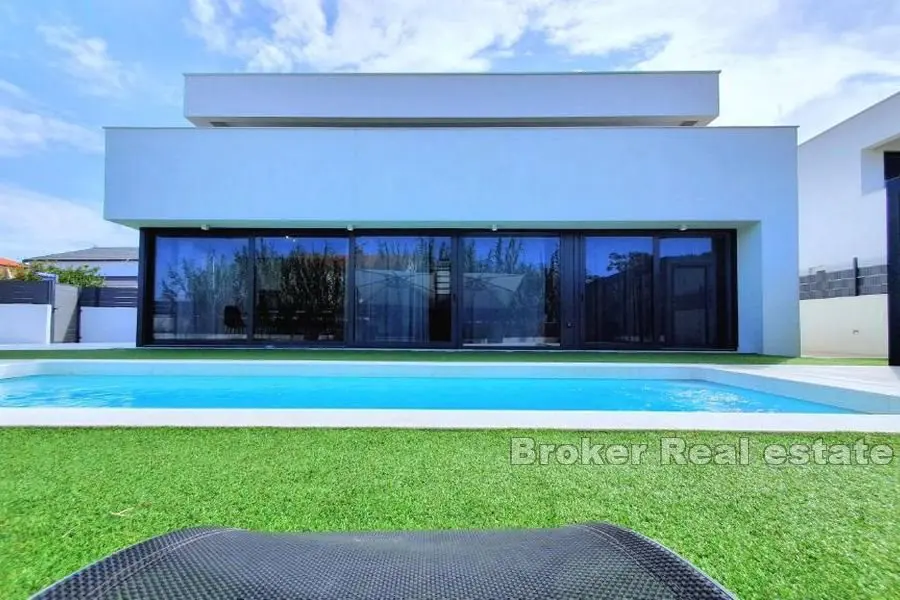 Modern villa med pool