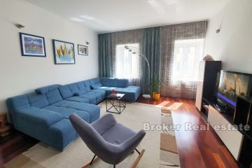 Bacvice, sunny three-bedroom apartment