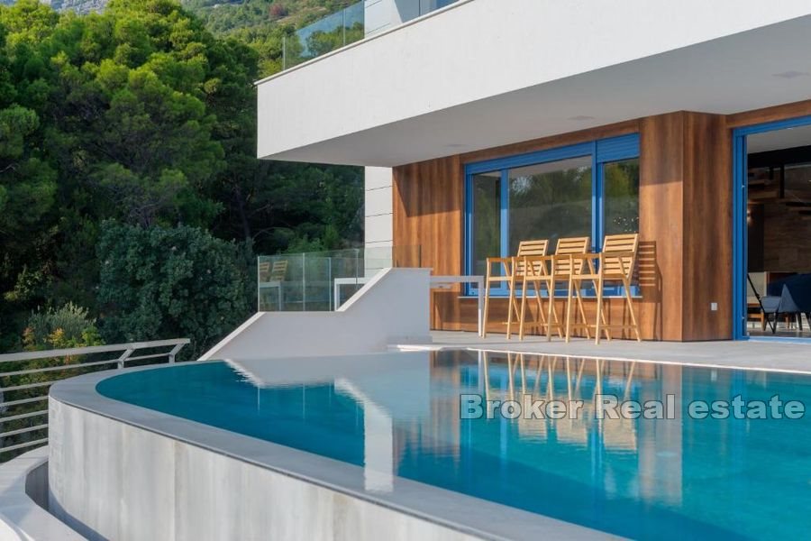 Villa nouvellement construite avec piscine