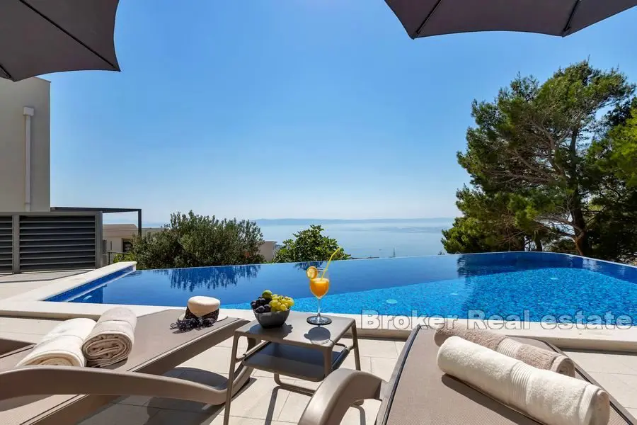 Nybyggd villa med panoramautsikt över havet