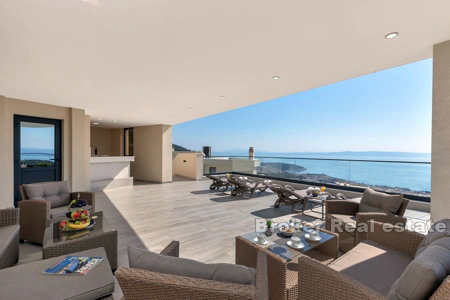 Nybyggd villa med panoramautsikt över havet