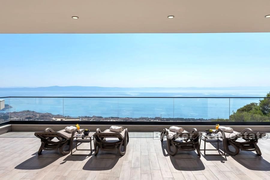 Nově postavená vila s panoramatickým výhledem na moře