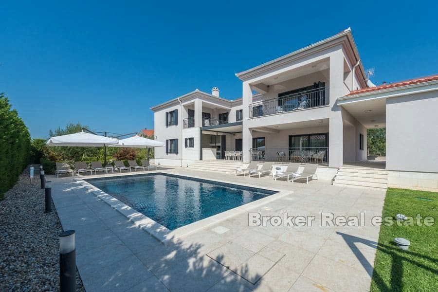 Villa de luxe nouvellement construite avec piscine