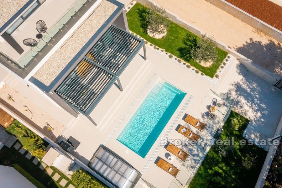 Attraktiv villa med pool nära havet