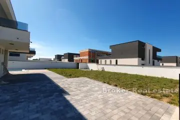 Attractive villas with pool in a new settlement