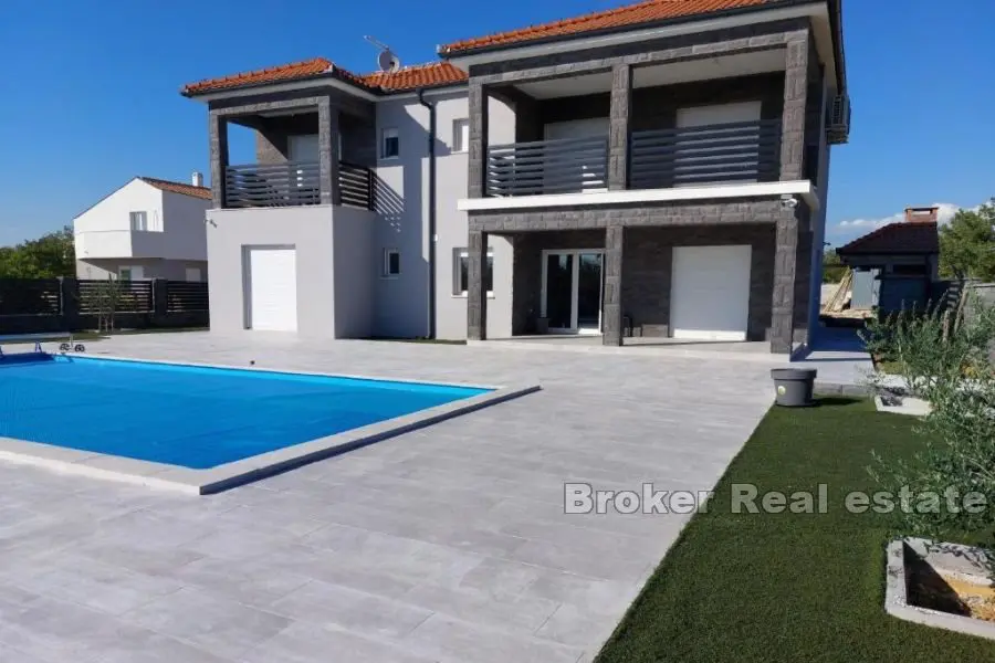 Nybyggd villa med pool