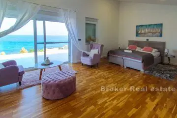Spacious villa in the first row to the sea