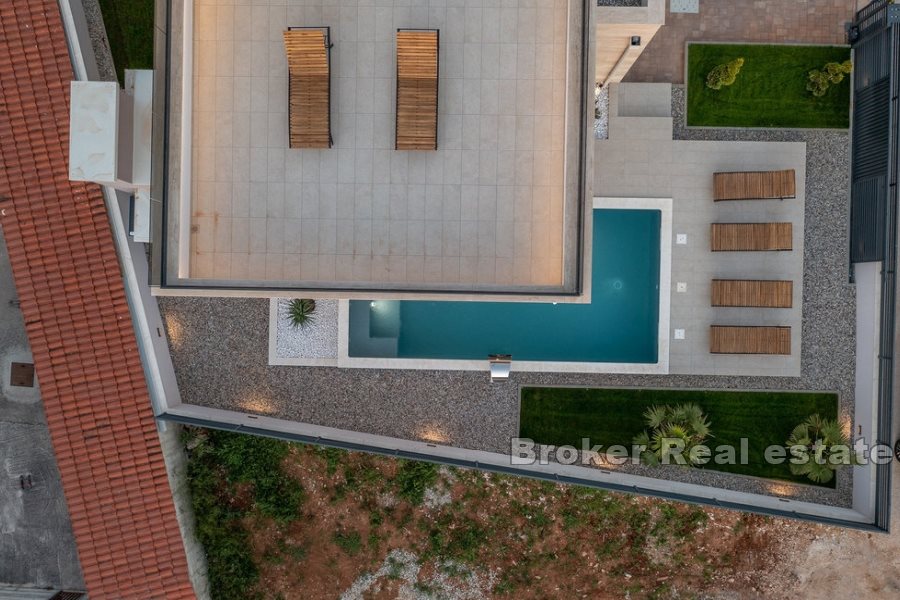 Nybyggd villa med pool inte långt från havet