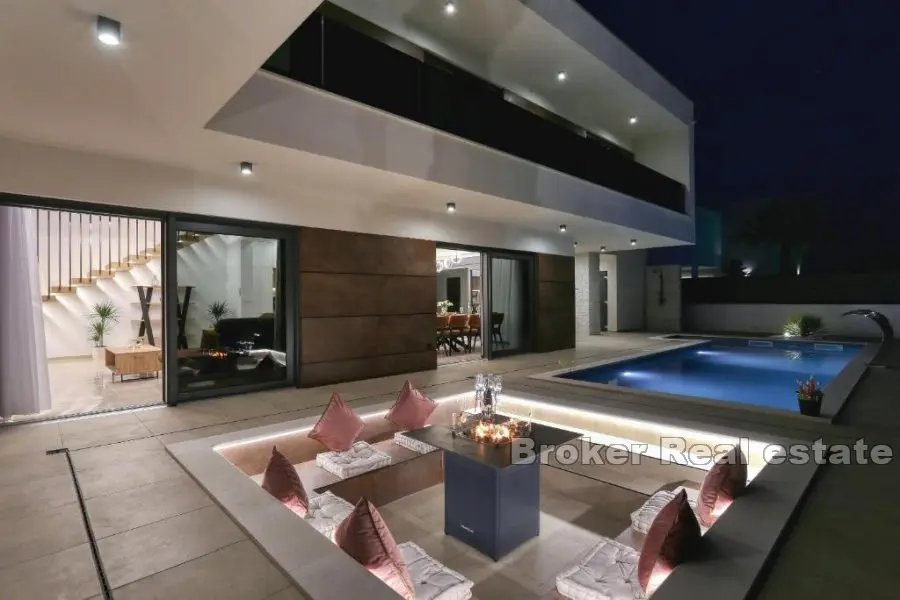 Neu gebaute moderne Villa mit Swimmingpool