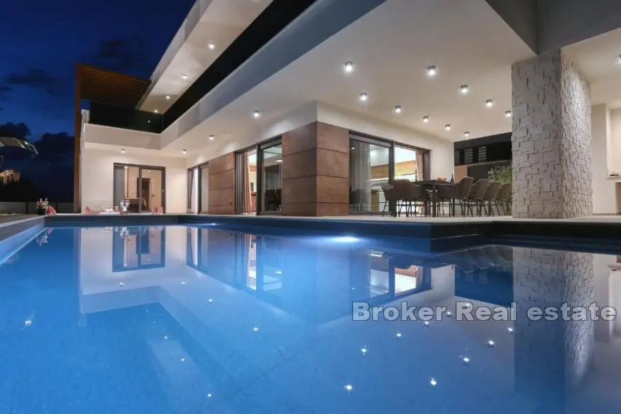 Nybyggd modern villa med pool