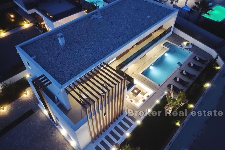 Nově postavená moderní vila s bazénem