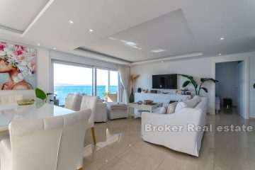 Apartment on the beach with a unique view of the sea