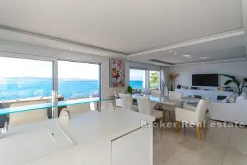 Apartment on the beach with a unique view of the sea