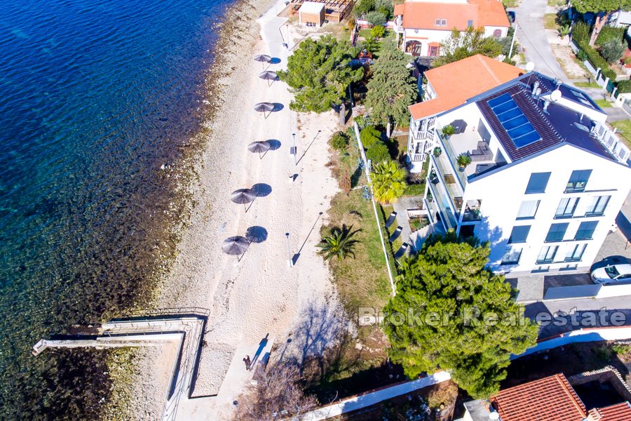 Atrakcyjne apartamenty nad morzem z prywatnym dostępem do plaży