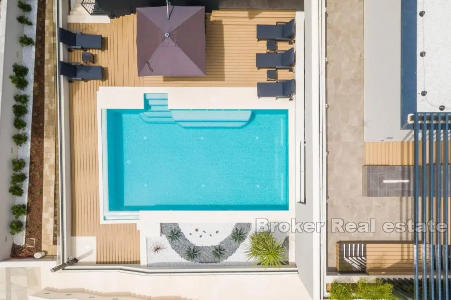 Luxusvilla mit Pool und Meerblick