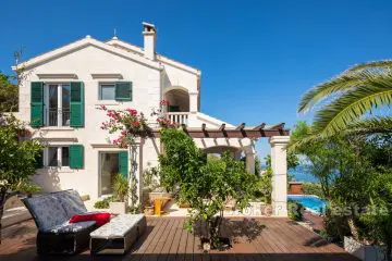 Villa with pool and outbuilding in the first row to the sea