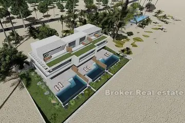 House with a pool in the second row to the sea