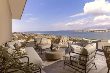 Villa med havsutsikt och pool i orörd natur