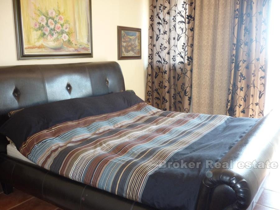 Komfortowy apartament z trzema sypialniami, na sprzedaż