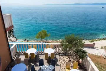 Apartment house with pool first row to the sea