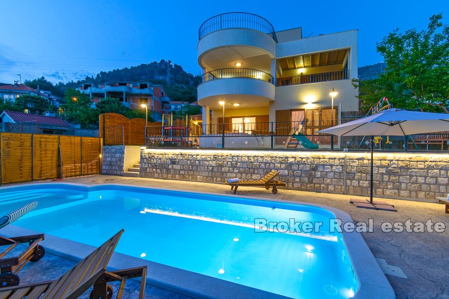 Villa avec piscine et vue dégagée, à vendre