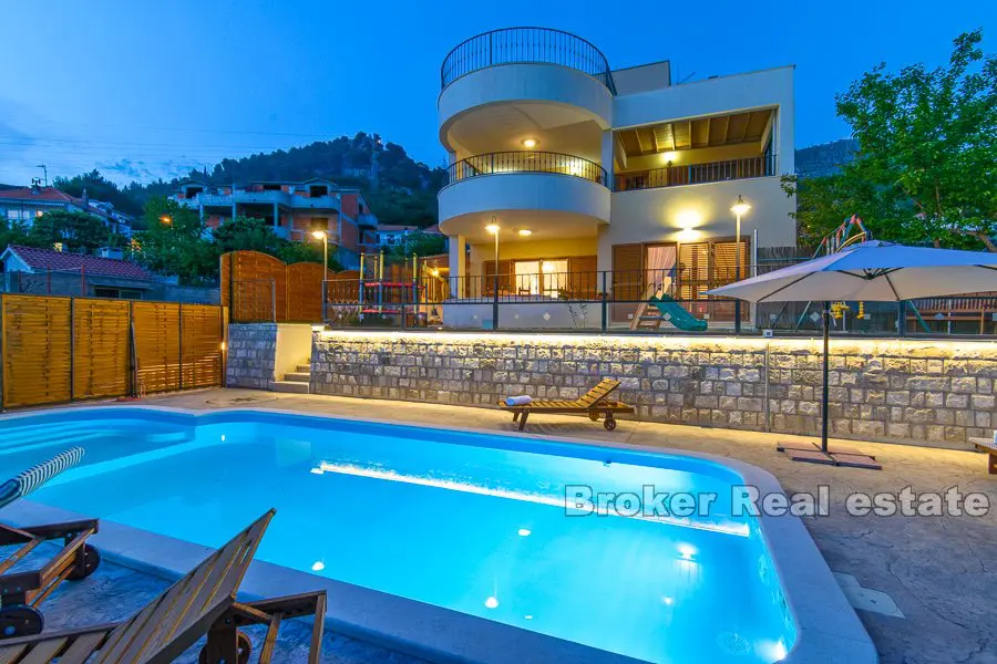 Villa con piscina e vista aperta, in vendita