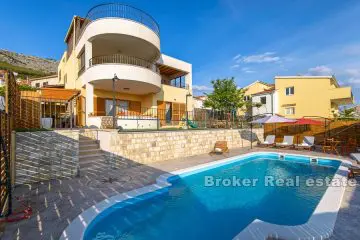 Villa with pool and open view, for sale