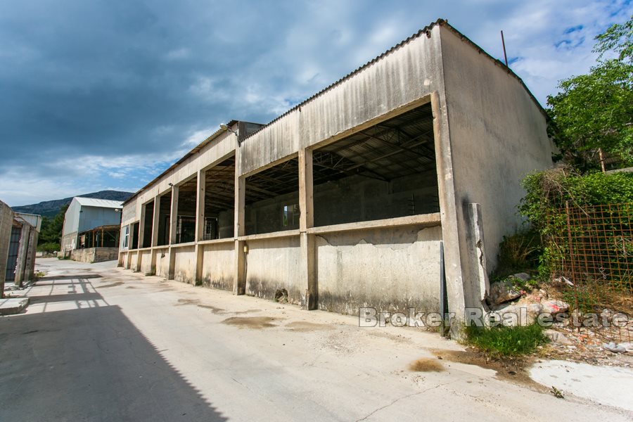 Espaces de stockage et halls de production