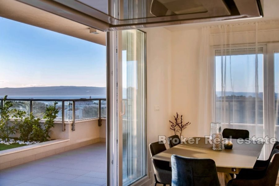 Penthouse modernog dizajna s pogledom na more