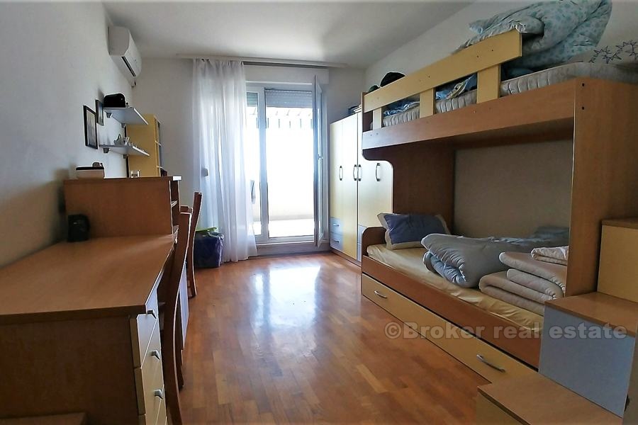 Confortevole appartamento con 2 camere da letto, 1 ° fila, in vendita