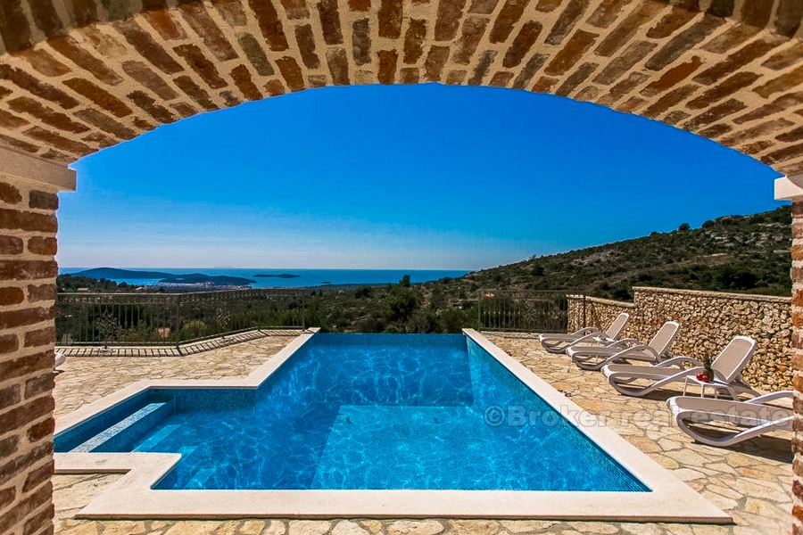 Villa con piscina con splendida vista, in vendita