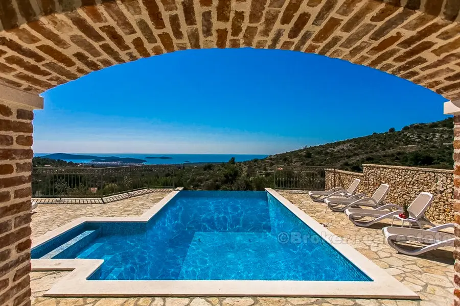 Villa avec piscine avec de superbes vues, à vendre