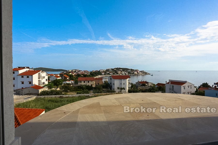Apartment house with pool, for sale