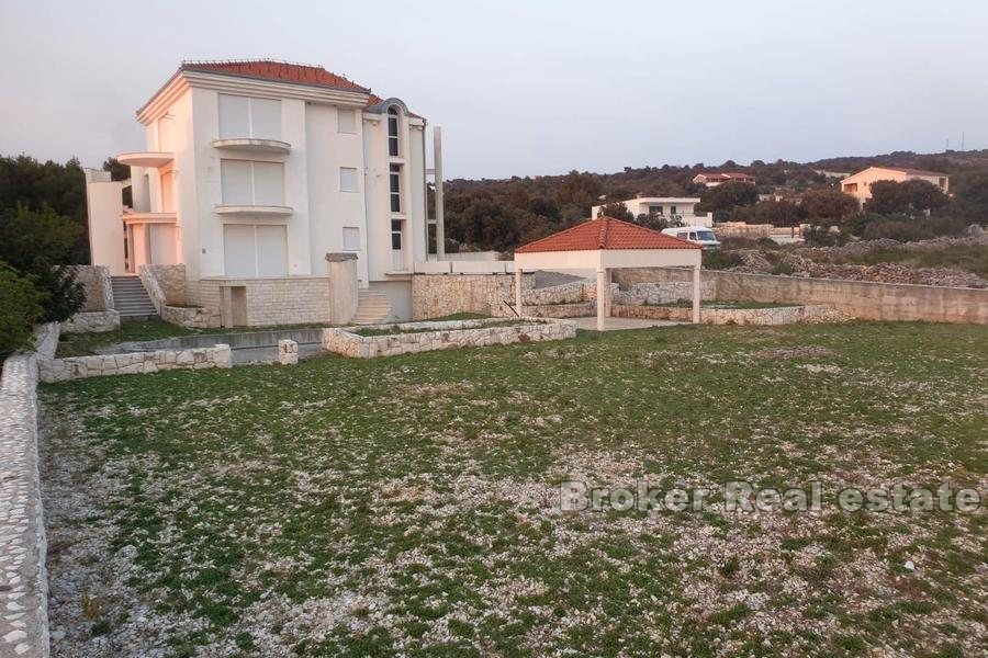 Apartment house with pool, for sale