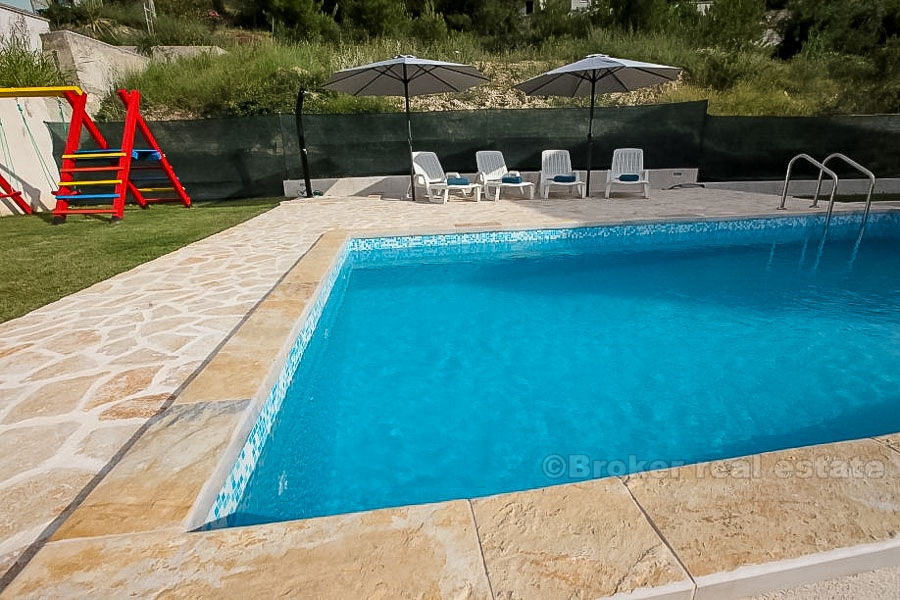 Casa indipendente con piscina, vendita