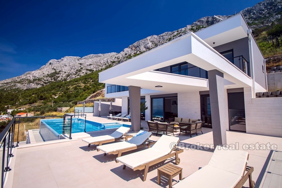 Moderne villa med basseng og havutsikt, til salgs